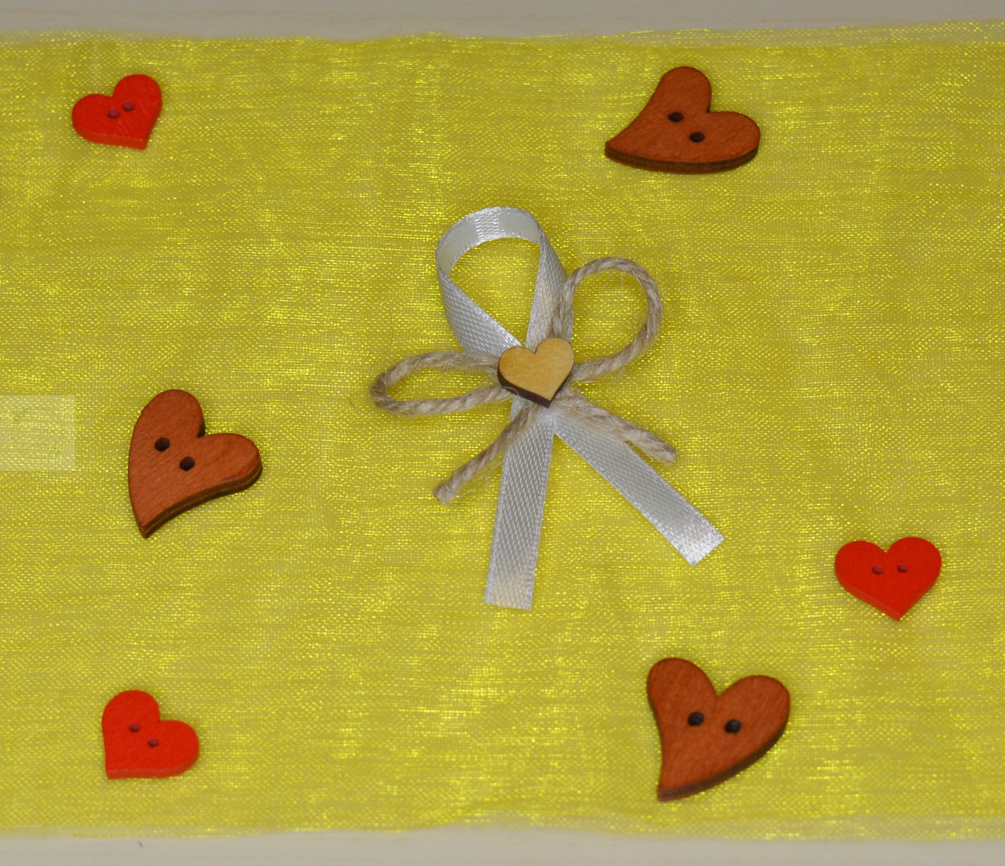 Bílý svatební vývazek se srdcem rustikal